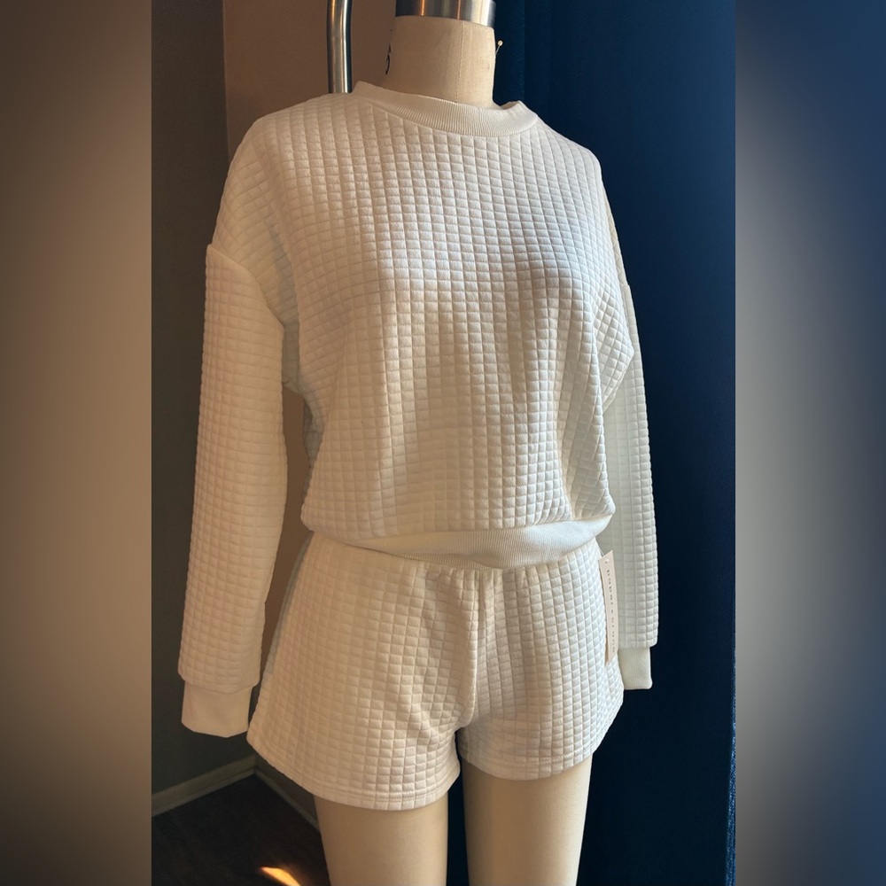 White Textured Sweatshirt Short Set size Small